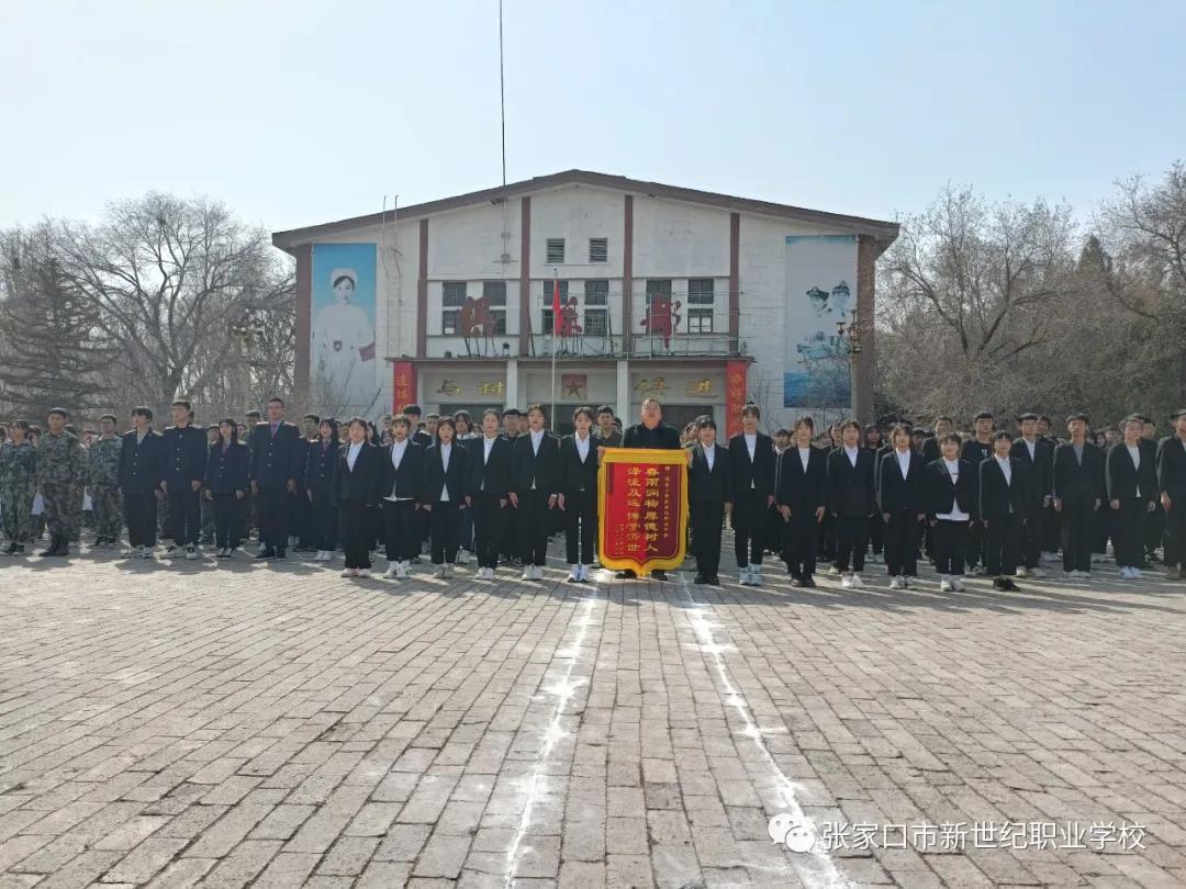 毕业献锦旗2.jpg 毕业献锦旗2.jpg