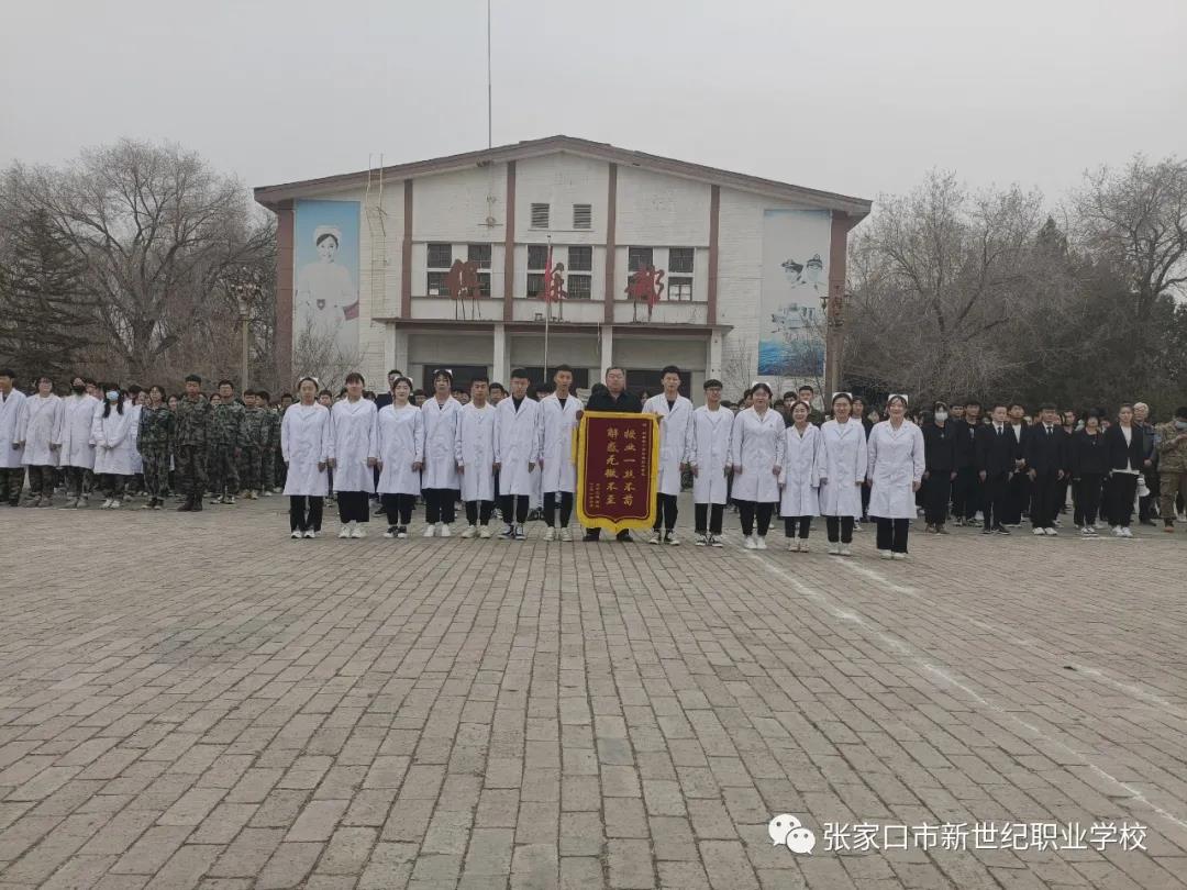 毕业献锦旗4.jpg 毕业献锦旗4.jpg