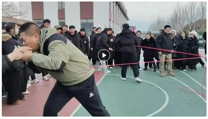 我校2025年冬季趣味拔河比赛圆满落幕