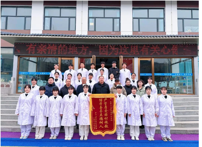 我校2023级毕业生为母校敬献锦旗